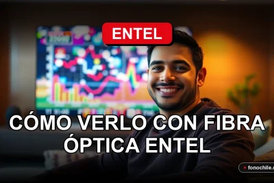Hombre hispano sonriente viendo TNT Sports Premium con fibra óptica Entel en su sala de estar moderna.