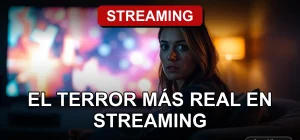 Una mujer disfruta de una película de terror basada en hechos reales en su servicio de streaming en casa.