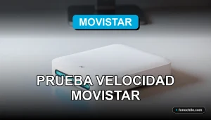 Prueba de velocidad de internet de Movistar en un moderno router sobre escritorio con gráficos abstractos en pantalla.
