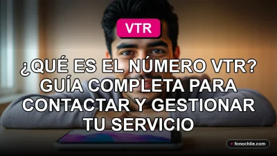 Hombre consultando el número de servicio al cliente de VTR en su teléfono inteligente, gestión de servicios de telecomunicaciones.
