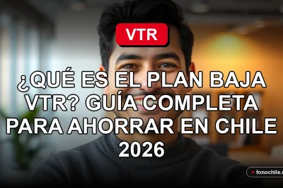 Hombre hispano sonriendo con confianza, representando el servicio al cliente de VTR en Chile.