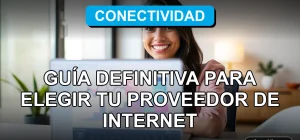 Una mujer latina sonriendo mientras trabaja desde casa con un laptop en un escritorio moderno, pantalla muestra gráficos abstractos de colores, concepto de teletrabajo y proveedor de internet en Chile 2026.
