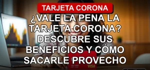 Una mujer latina sonríe mientras mira la cámara, con la tarjeta de crédito Corona en primer plano sobre una mesa de madera.