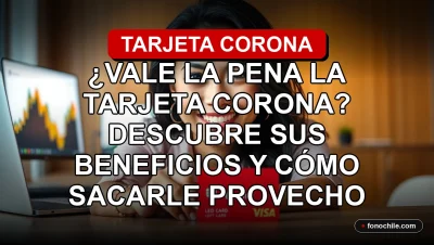 Una mujer latina sonríe mientras mira la cámara, con la tarjeta de crédito Corona en primer plano sobre una mesa de madera.