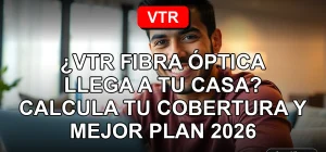 Hombre hispano sonriendo mientras usa internet de fibra óptica VTR en su casa, representando cobertura y velocidad.