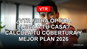 Hombre hispano sonriendo mientras usa internet de fibra óptica VTR en su casa, representando cobertura y velocidad.