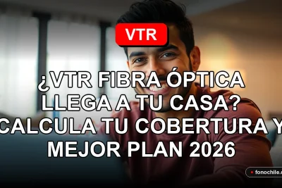 Hombre hispano sonriendo mientras usa internet de fibra óptica VTR en su casa, representando cobertura y velocidad.