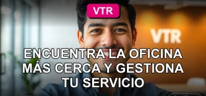 Hombre hispano sonriendo en oficina moderna de VTR, representando servicio al cliente cercano y profesional.