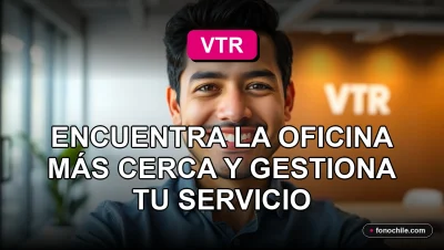 Hombre hispano sonriendo en oficina moderna de VTR, representando servicio al cliente cercano y profesional.